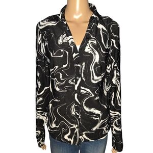 Suzy Shier Black & White Swirl Button-Down Shirt